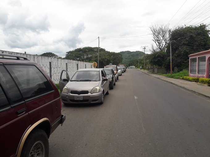 Con la cuarentena “radical” del régimen de Maduro regresaron las colas en las bombas de gasolina #3Ago (FOTOS)