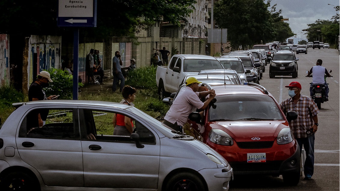 Entre 3 y 5 dólares se revende el litro de gasolina en Bolívar