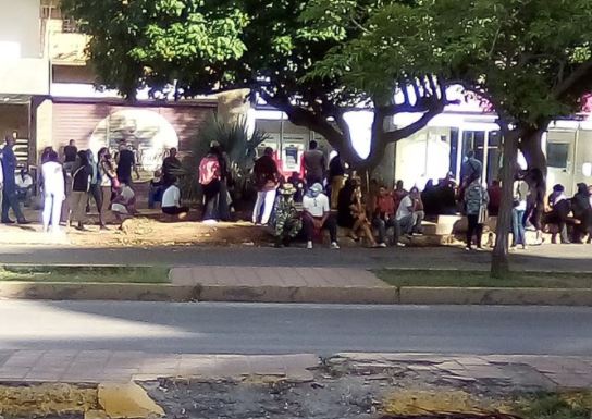 Margariteños hacen largas colas para retirar efectivo este #14Ago