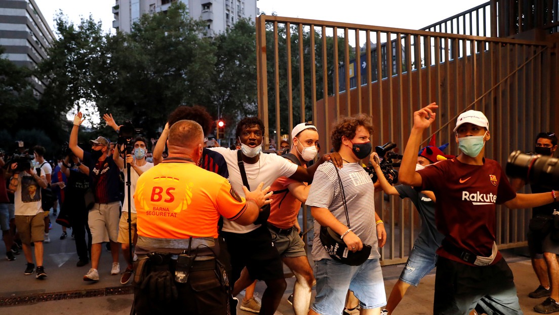 Tensión en el Camp Nou: Hinchas del Barcelona invadieron el estadio exigiendo la dimisión de Bartomeu (VIDEO)