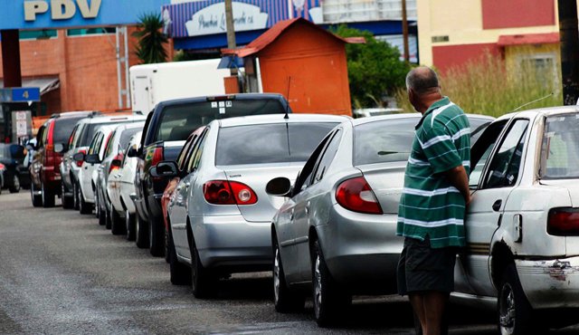 Humillados en colas de una semana por gasolina en Lara