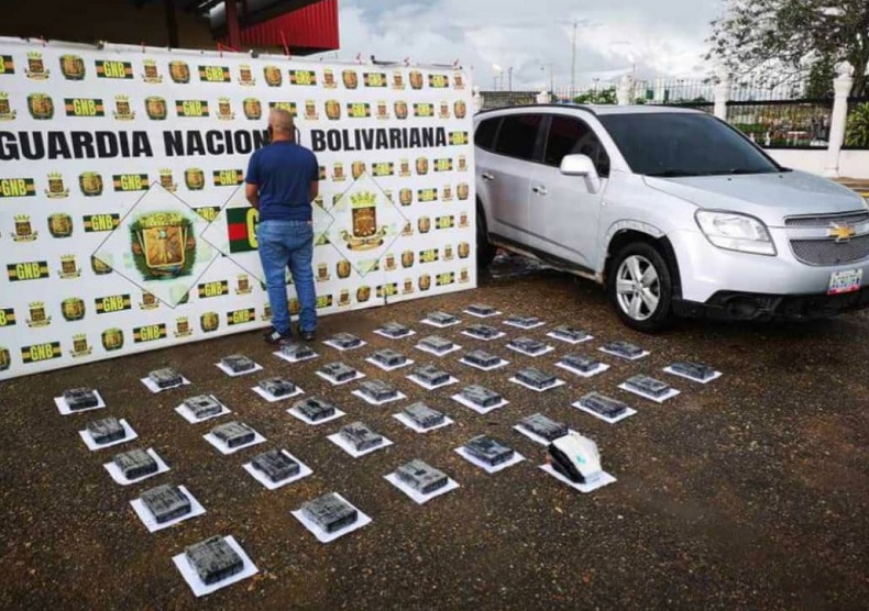 Detienen a un individuo con más de 40 panelas de presunta cocaína