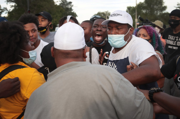 Residentes de Chicago se enfrentaron contra los manifestantes y cerraron el mitin de BLM para evitar saqueos