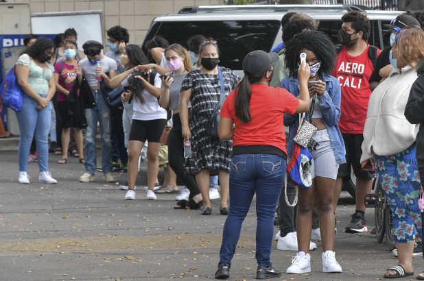 Escuelas de Los Ángeles examinarán a casi 700.000 estudiantes y personal para detectar el Covid-19