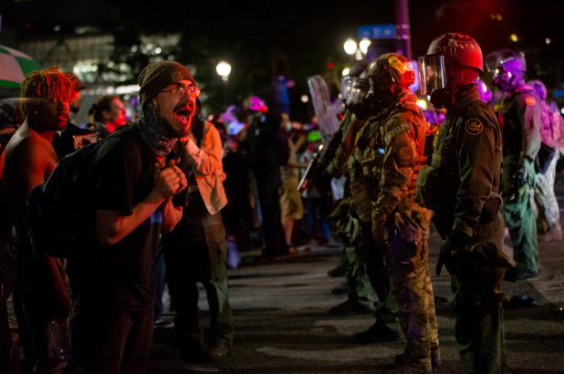 Gobierno de Oregón ordenó más policías para “detener el ciclo de violencia” en Portland