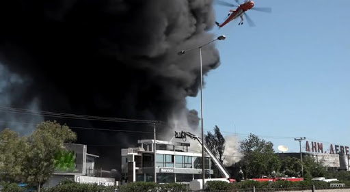 Incendio tóxico en una planta de reciclaje de plástico en Grecia (VIDEO)