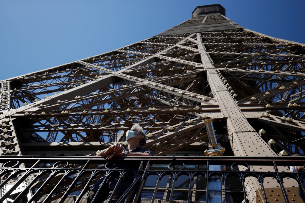 Reabre la Torre Eiffel tras ser evacuada por una alerta de bomba