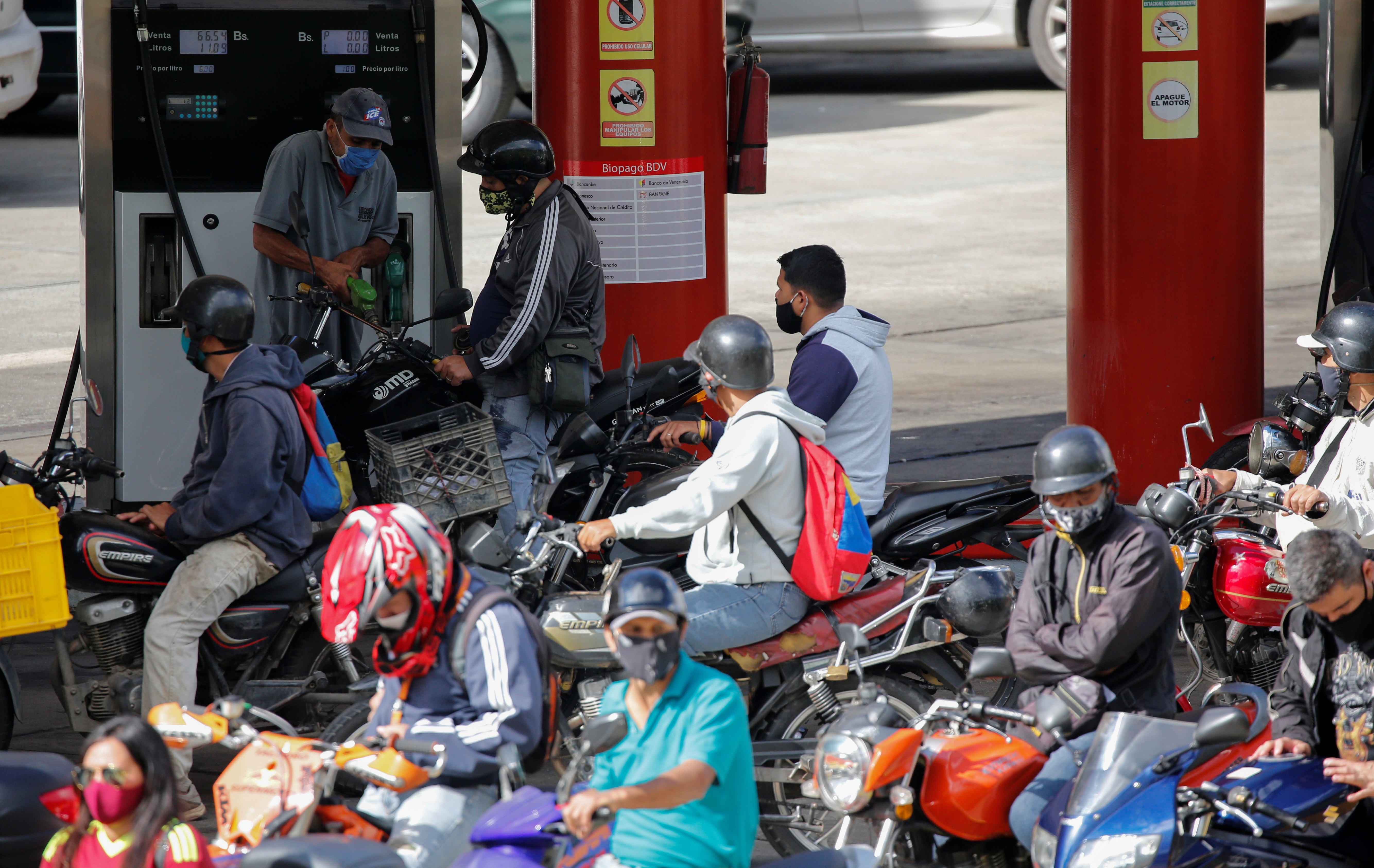 Colas en víspera de navidad: Baruteños continúan a la espera para surtir gasolina (Video)