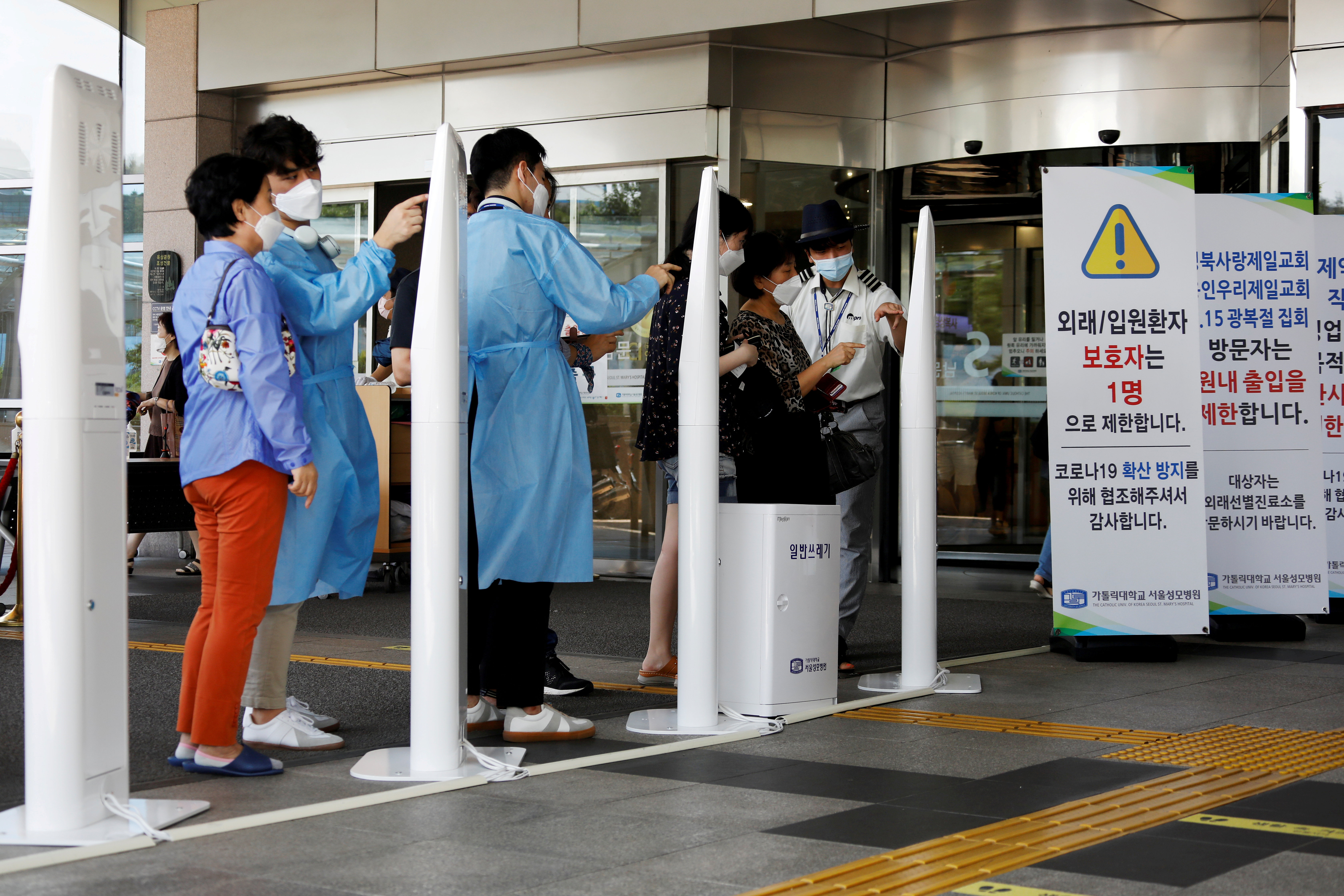 Corea del Sur comienza a multar a personas por no llevar mascarilla en público