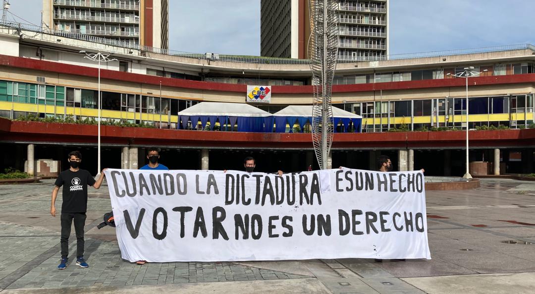 Estudiantes de la UCV protestan frente a la sede del CNE en rechazo al fraude del #6Dic (VIDEO)