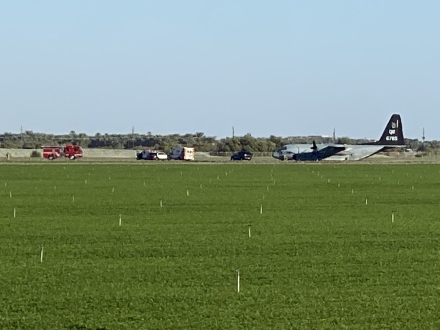 Así aterrizó un avión de la Marina de EEUU luego de chocar en pleno vuelo (Fotos y video)