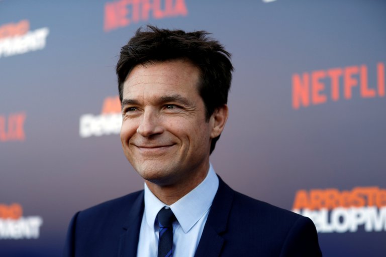 El primer blooper en los Emmy: Premiaron por error a Jason Bateman