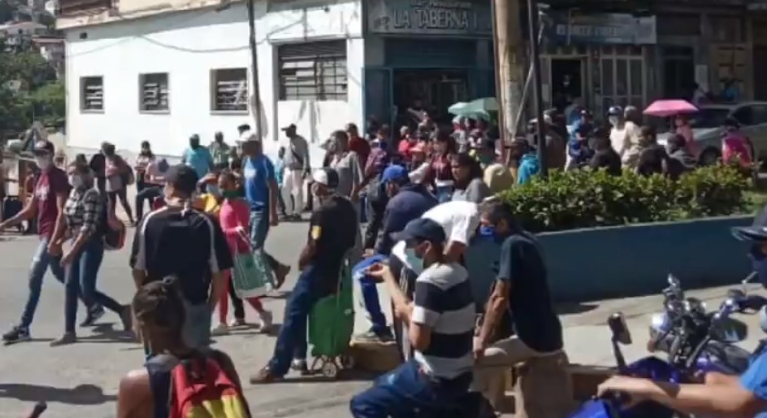 Habitantes en Los Teques trancan calles para protestar por falta de gas doméstico #30Sep (FOTO)