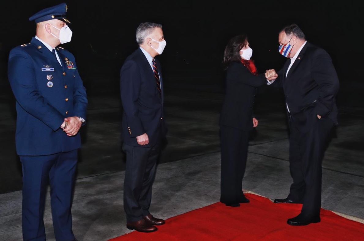 Canciller de Colombia recibió a Mike Pompeo durante su llegada a Bogotá (Fotos)