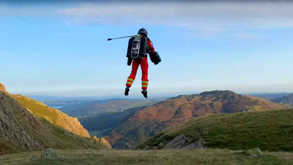 ¿Es un pájaro? ¿Es un avión? No, es un paramédico volador (VIDEO)