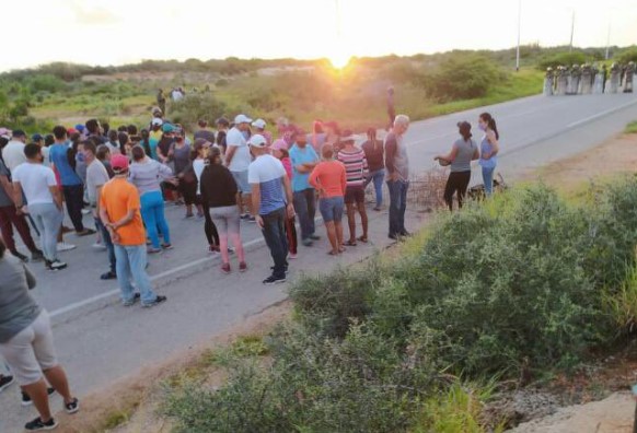 Nueva Esparta amanece con calles trancadas en protesta ante la falta de gasolina #28Sep (FOTOS)