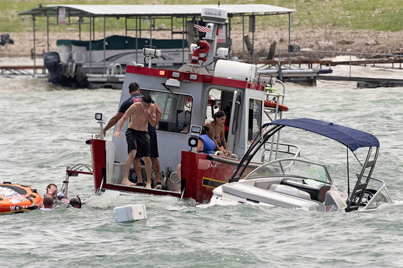 Varios barcos zozobran durante el desfile del presidente Trump en Texas