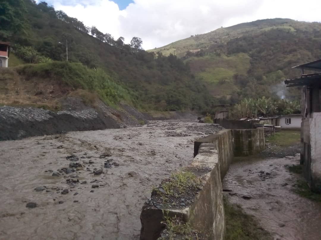 Las lluvias causan desbordamiento de la quebraba La Ezequialera sector Canaguá en Mérida #13Sep (FOTOS)