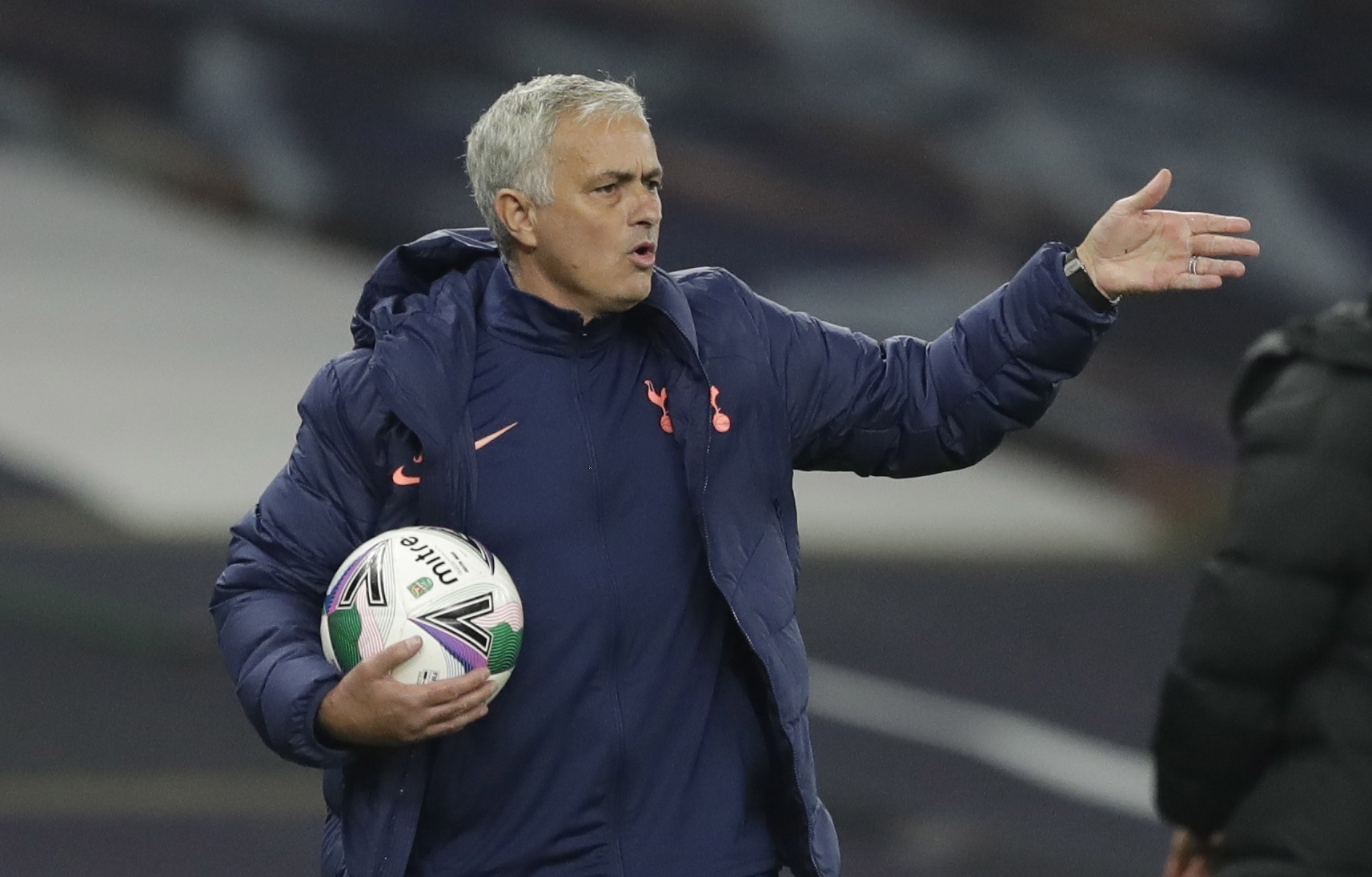 ¡Insólito! Mourinho buscó a un jugador que fue al baño en pleno partido contra el Chelsea (Video)