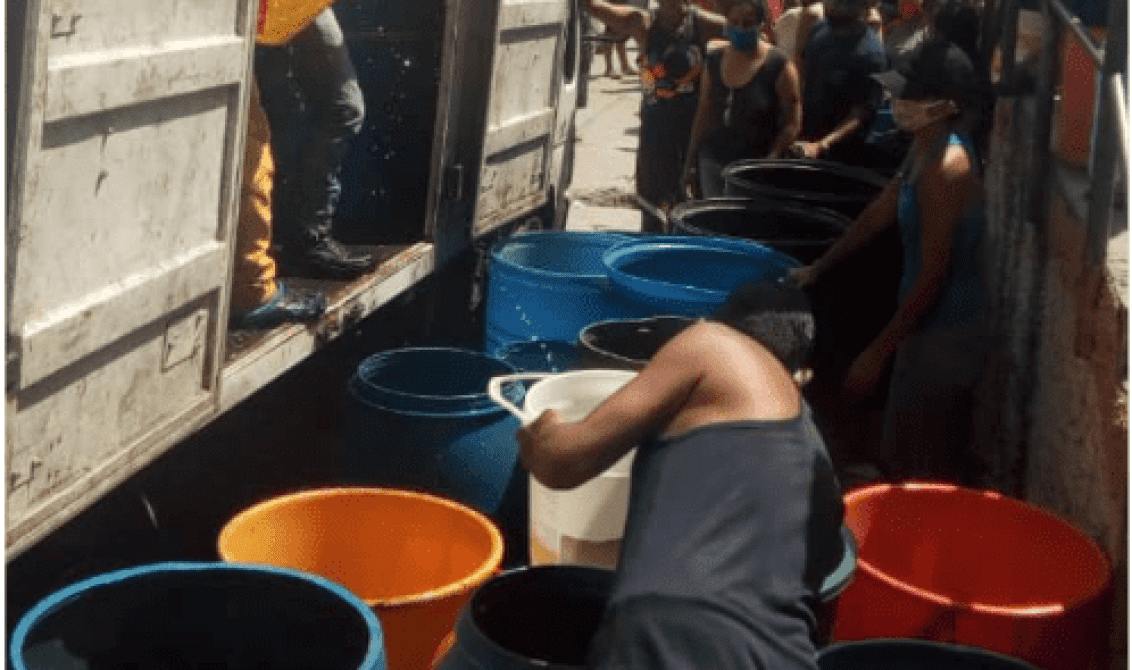 A La Vega llegaron camiones con tanques de agua… y solo repartieron medio tobo por familia