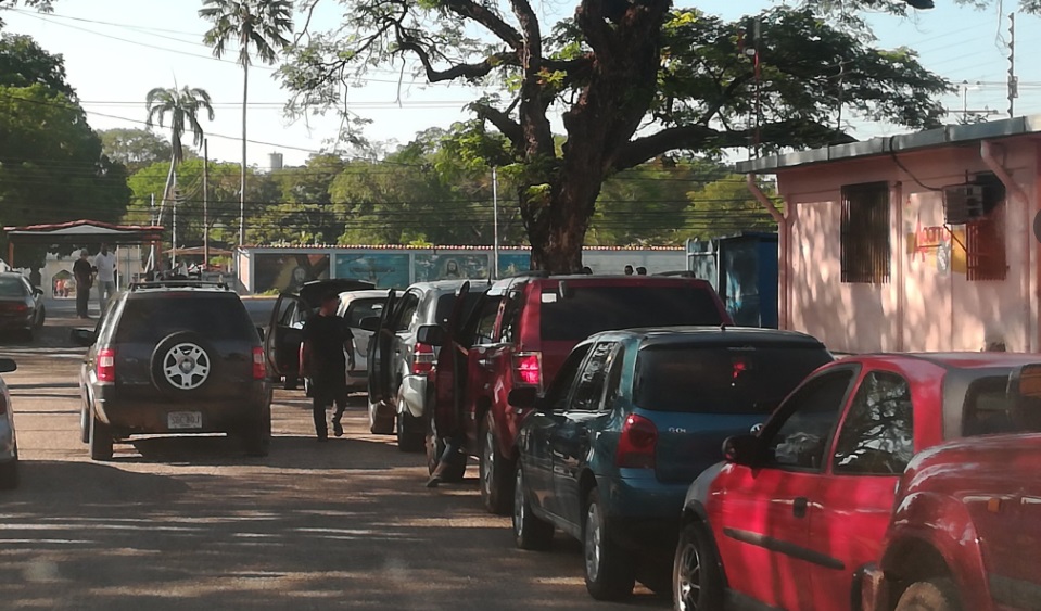 Siguen las largas colas para surtir combustible en Cojedes este #26Sep (FOTOS)