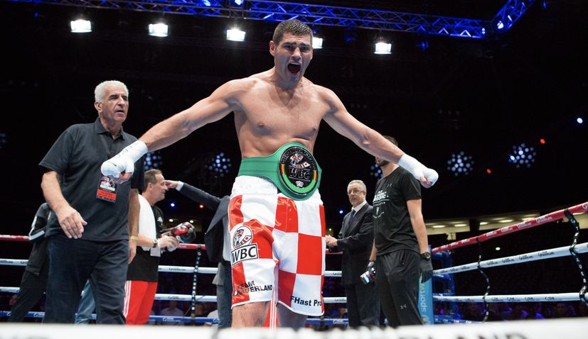 Boxeador venció a su rival con un BRUTAL nocaut que lo dejó colgando de las cuerdas (Videos)