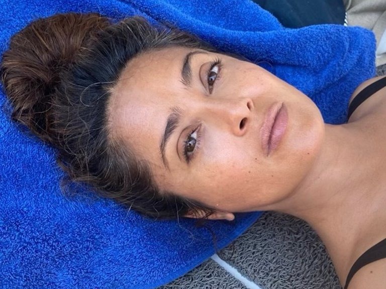 Al natural y orgullosa: Salma Hayek sorprende al mundo con su bikini en las redes sociales