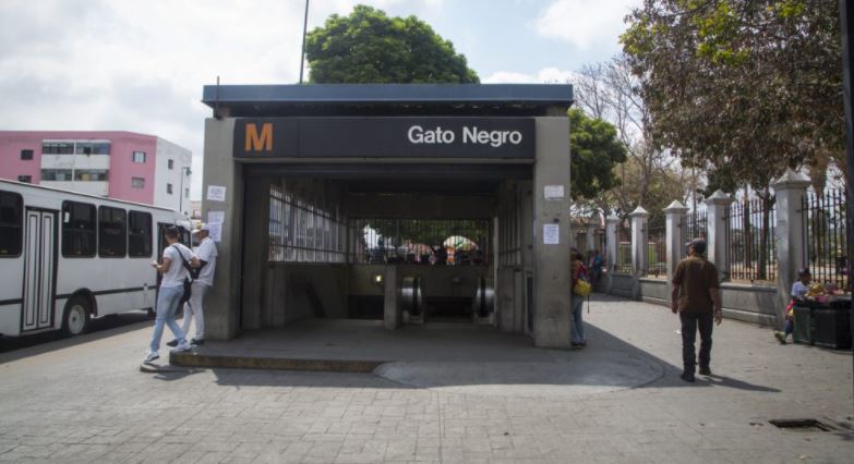 Un gentío en Gato Negro reclama por transporte para bajar a La Guaira este #14Oct (Foto)