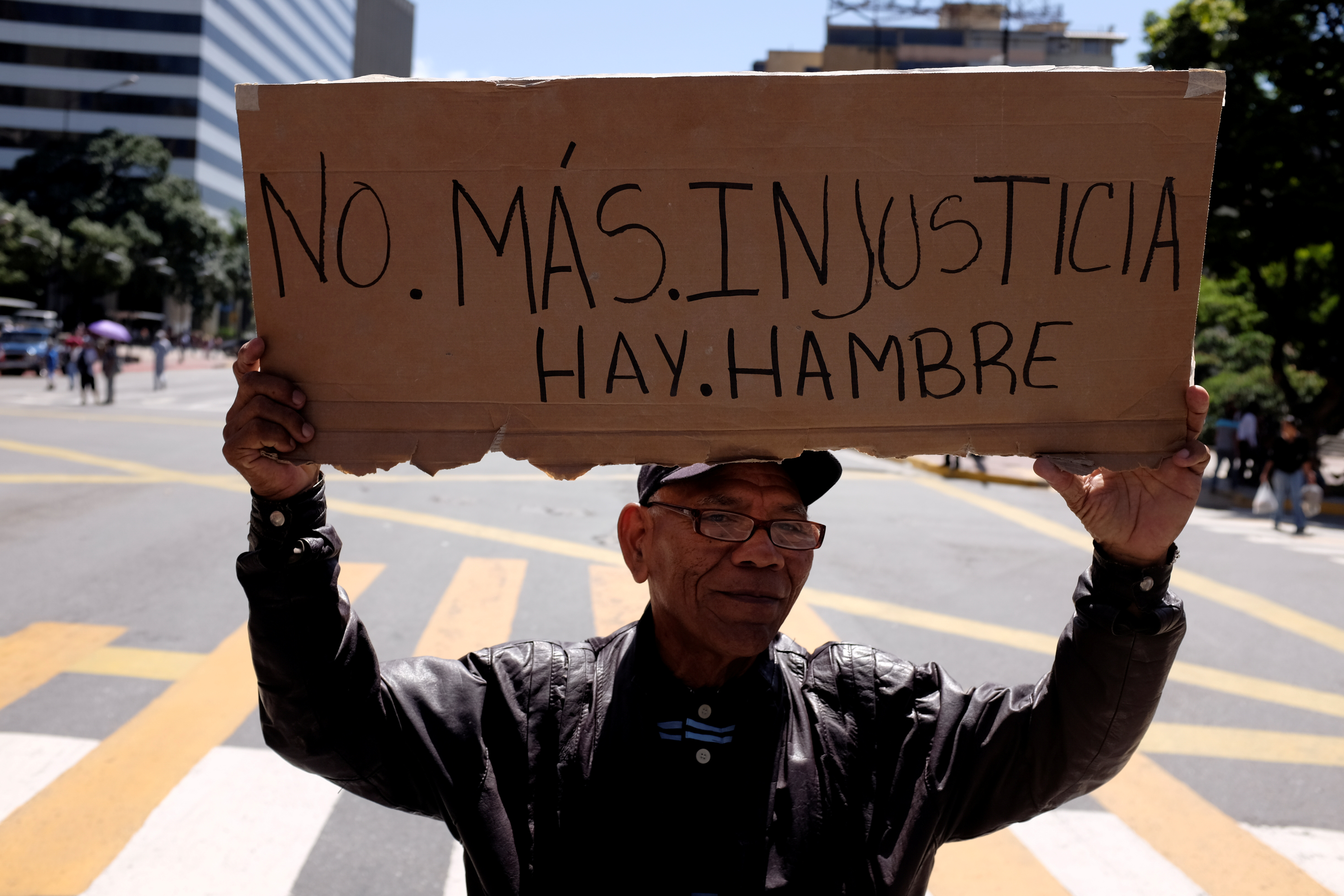 Chatarra por comida: El negocio que ayuda a vivir a los venezolanos en medio de la crisis (Video)