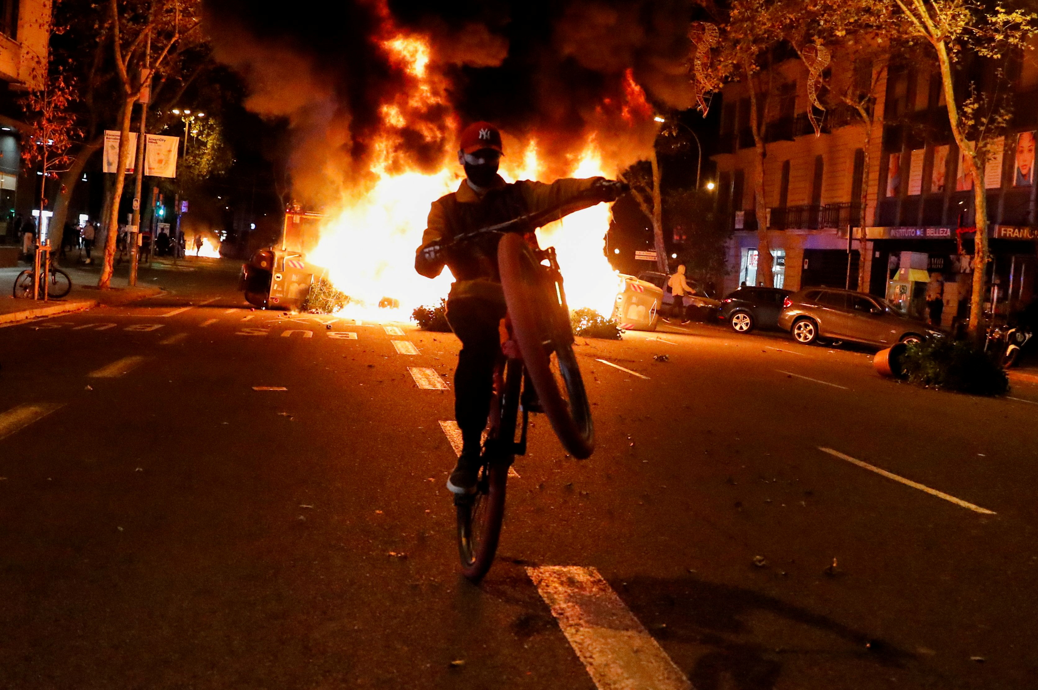 Caos en España: Protestas violentas contras restricciones por Covid-19