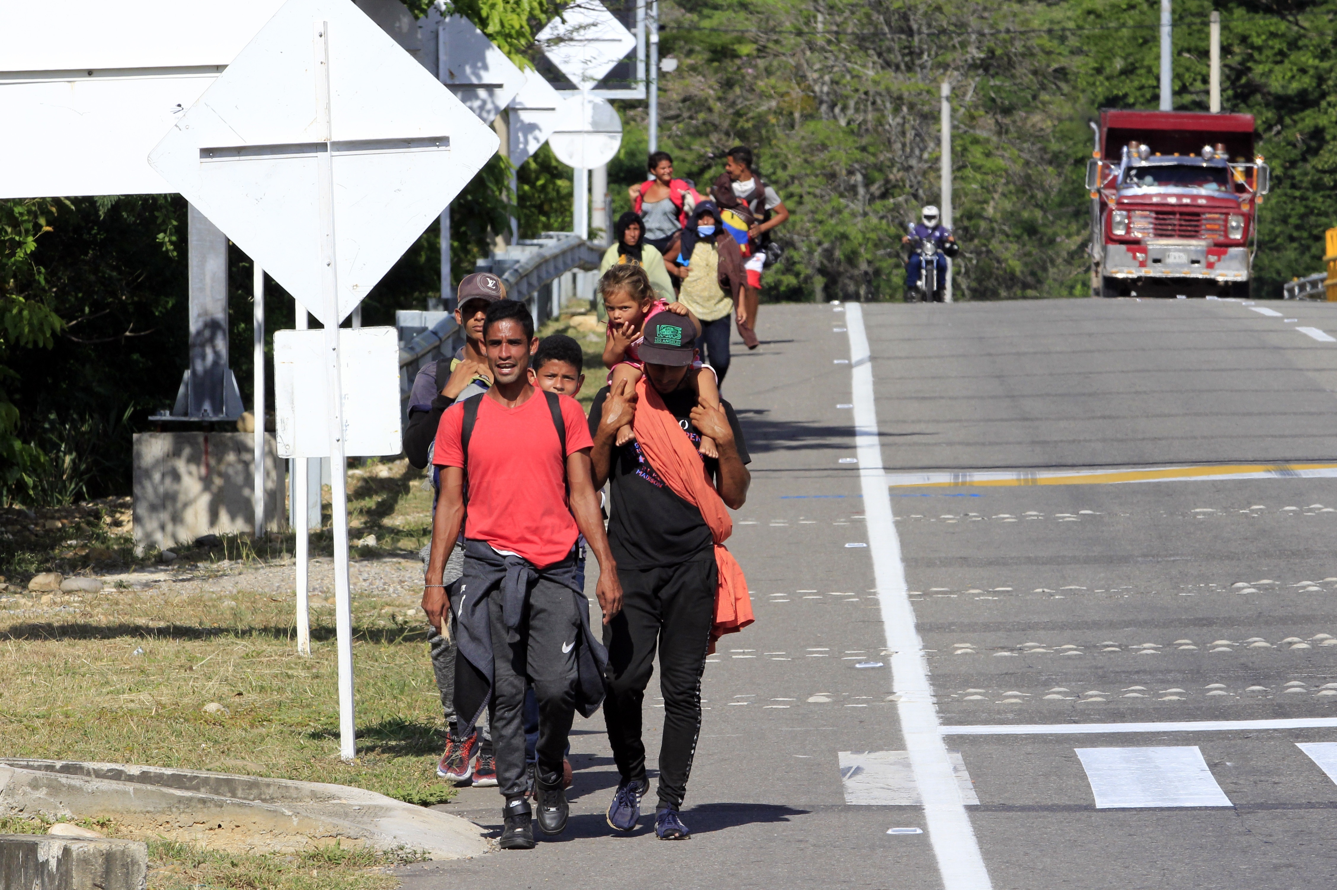 La crisis venezolana pone al borde del colapso la frontera con Colombia (Fotos)