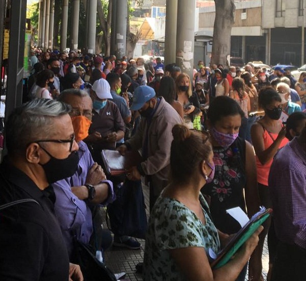 La ODISEA que sufren los caraqueños en el Registro Mercantil Séptimo #23Oct (Fotos)