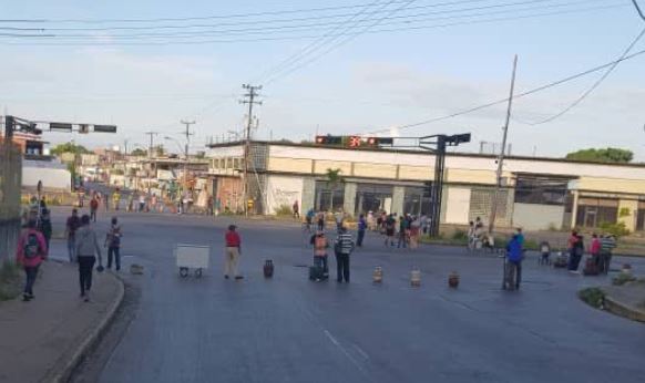 Protestan por falta de gas en la avenida Raúl Leoni de Maturín este #13Oct