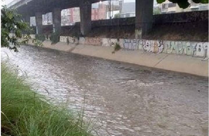 Así está el río Guaire tras las fuertes lluvias de este #2Oct (FOTOS)