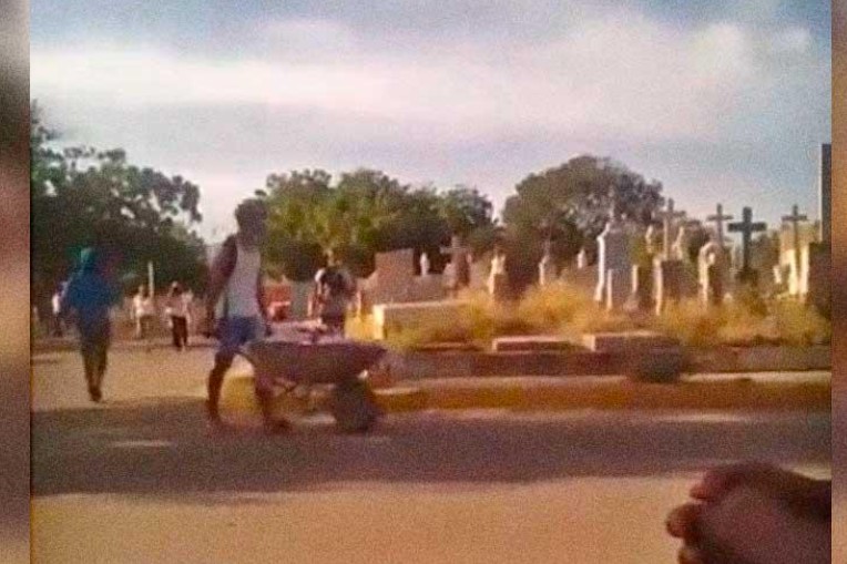 En Falcón trasladan cadáver en carretilla hasta el cementerio