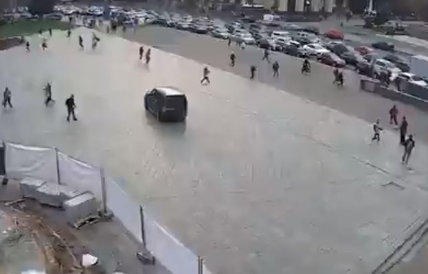 Al menos dos muertos y un herido luego de la embestida de un carro contra una parada de transporte público en Ucrania (VIDEO)