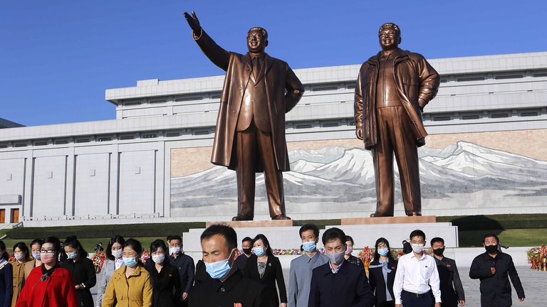 La escasez de alimentos en Corea del Norte obliga a los maestros a cosechar sus raciones de papas