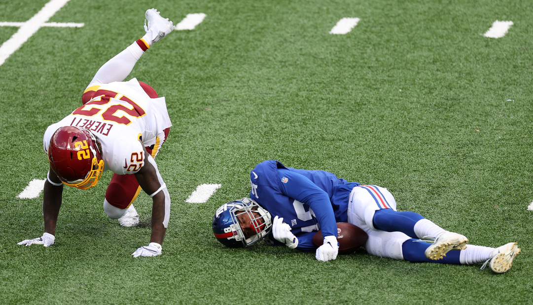 La dolorosa lesión en el cuello de un jugador de la NFL al impactar contra un rival (VIDEO)