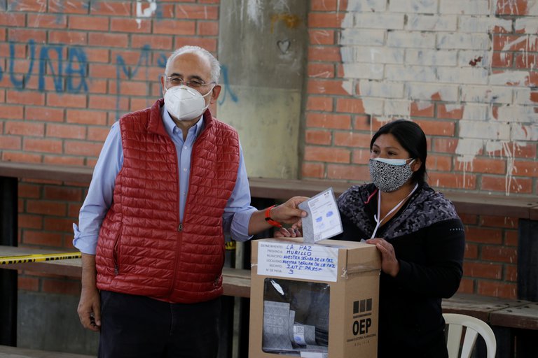 El candidato Carlos Mesa emitió su voto e instó a la población a ejercer su derecho