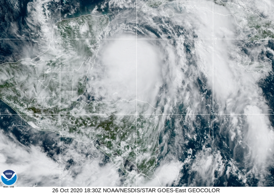 Zeta se degrada a tormenta tropical tras tocar tierra en el Caribe mexicano