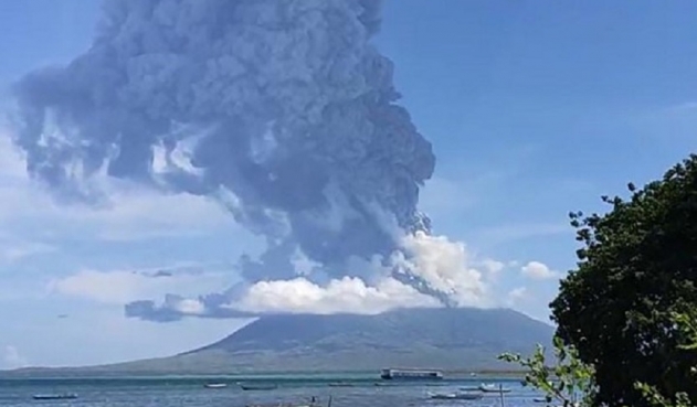 Miles de personas evacuadas tras erupción de volcán en Indonesia