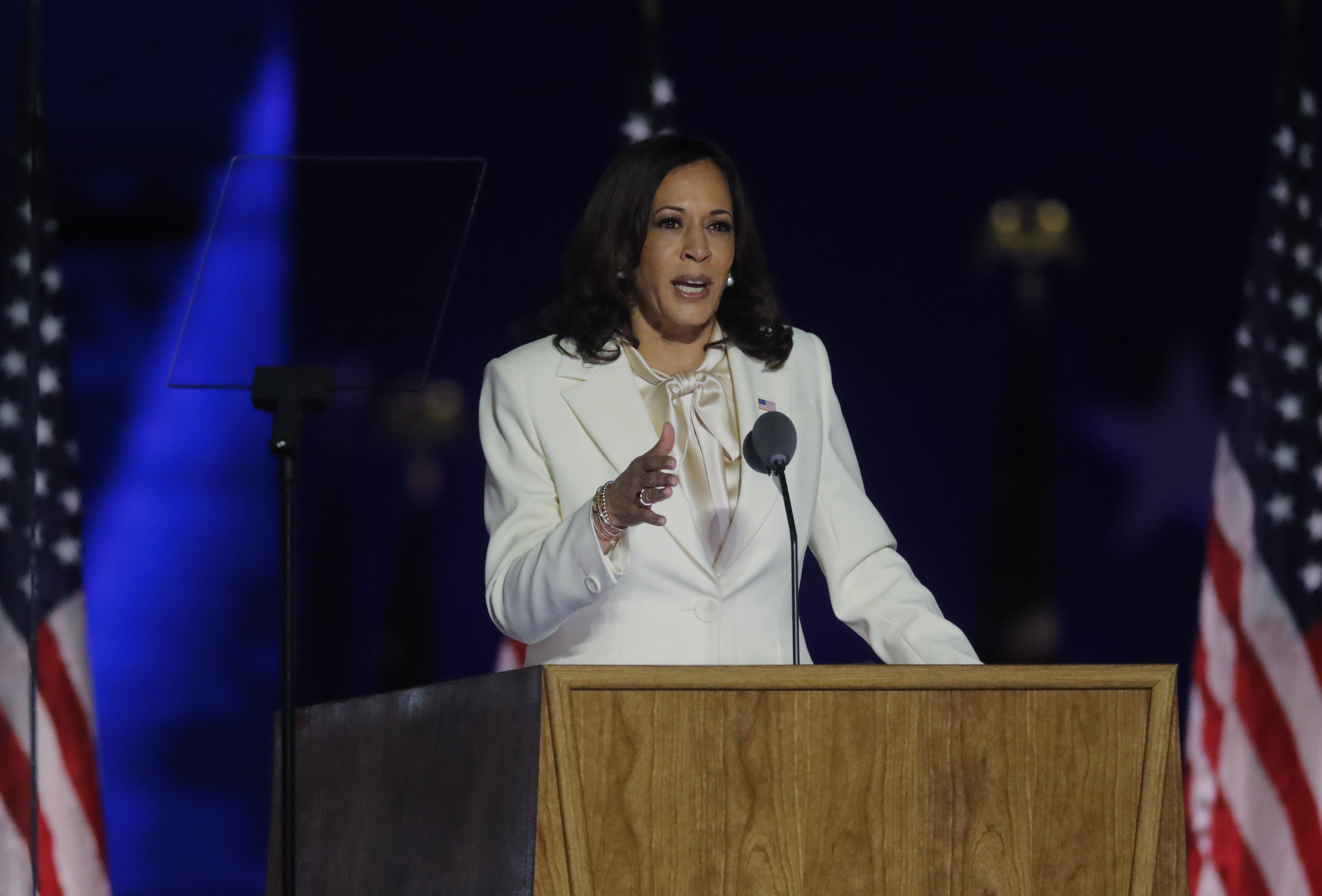 Kamala Harris usó un traje de Carolina Herrera durante su discurso de triunfo (Fotos)