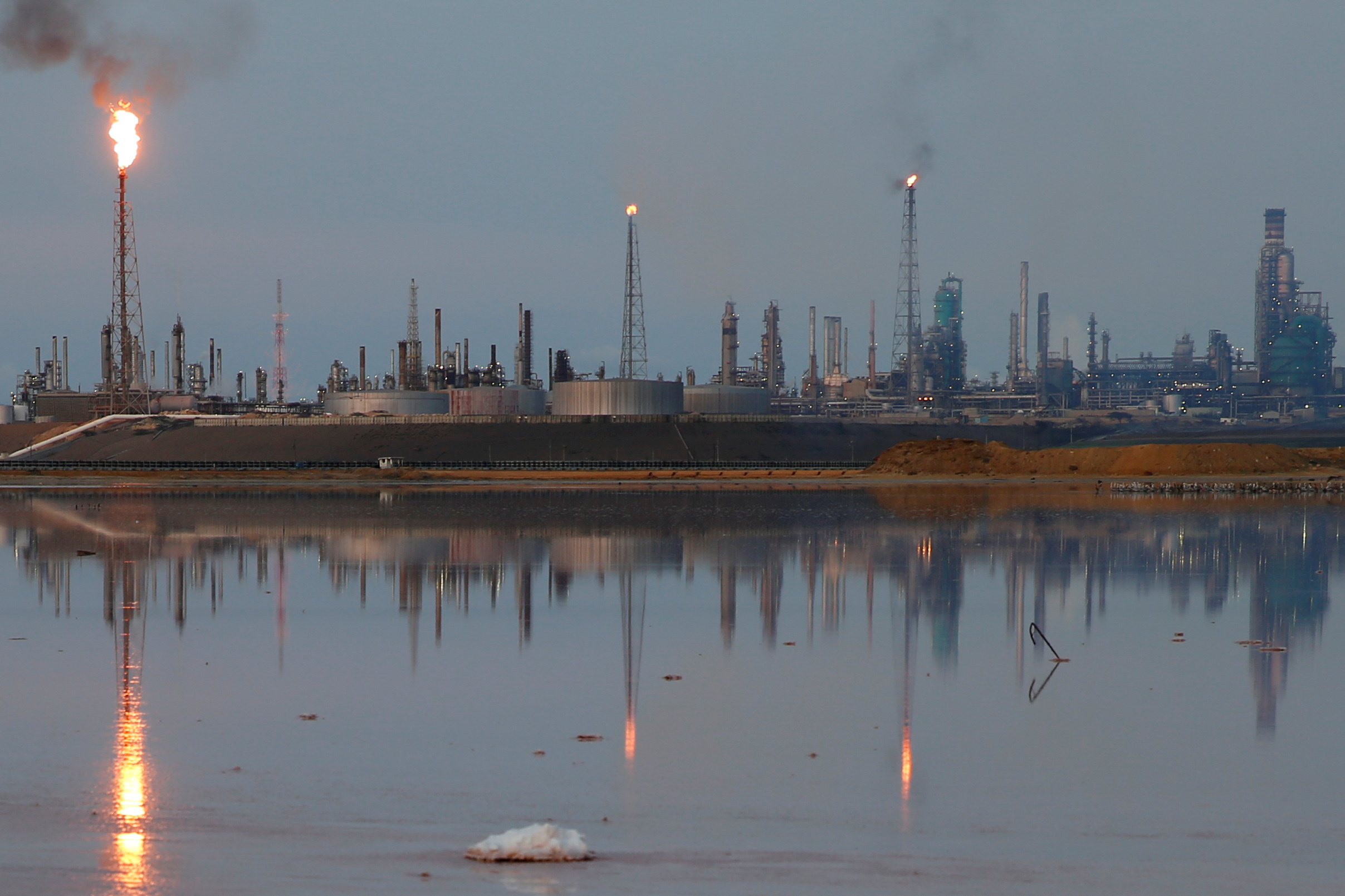 Lo único que producen en Amuay y Cardón son problemas… porque gasolina AÚN NADA