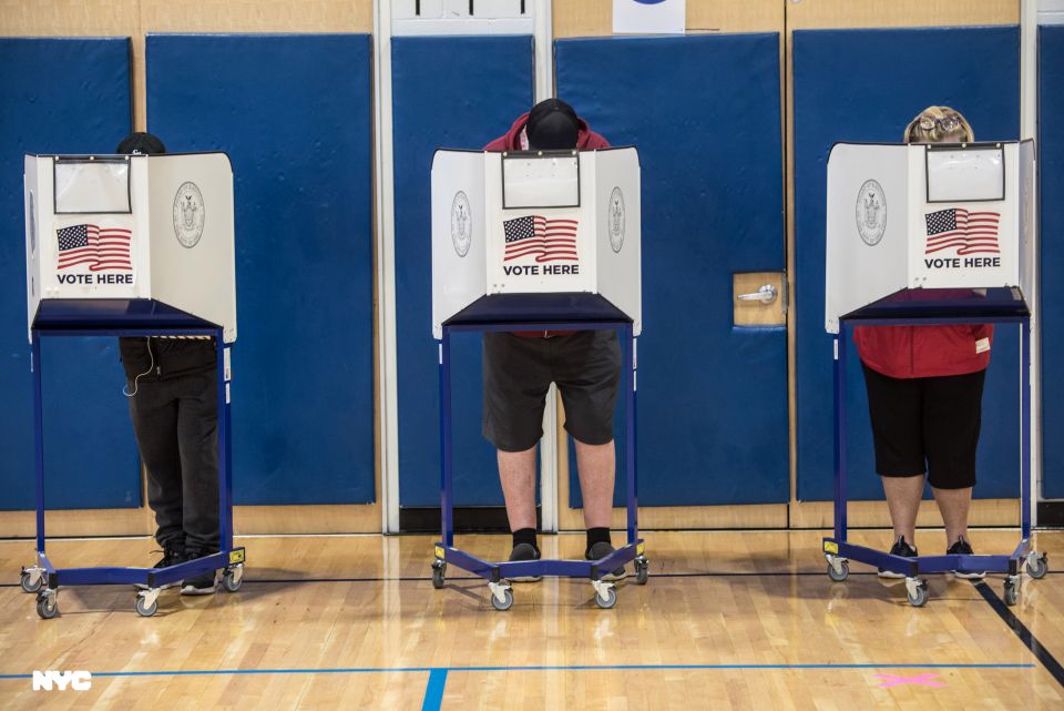 Temen actos de intimidación y violencia contra los votantes durante las elecciones en Nueva York