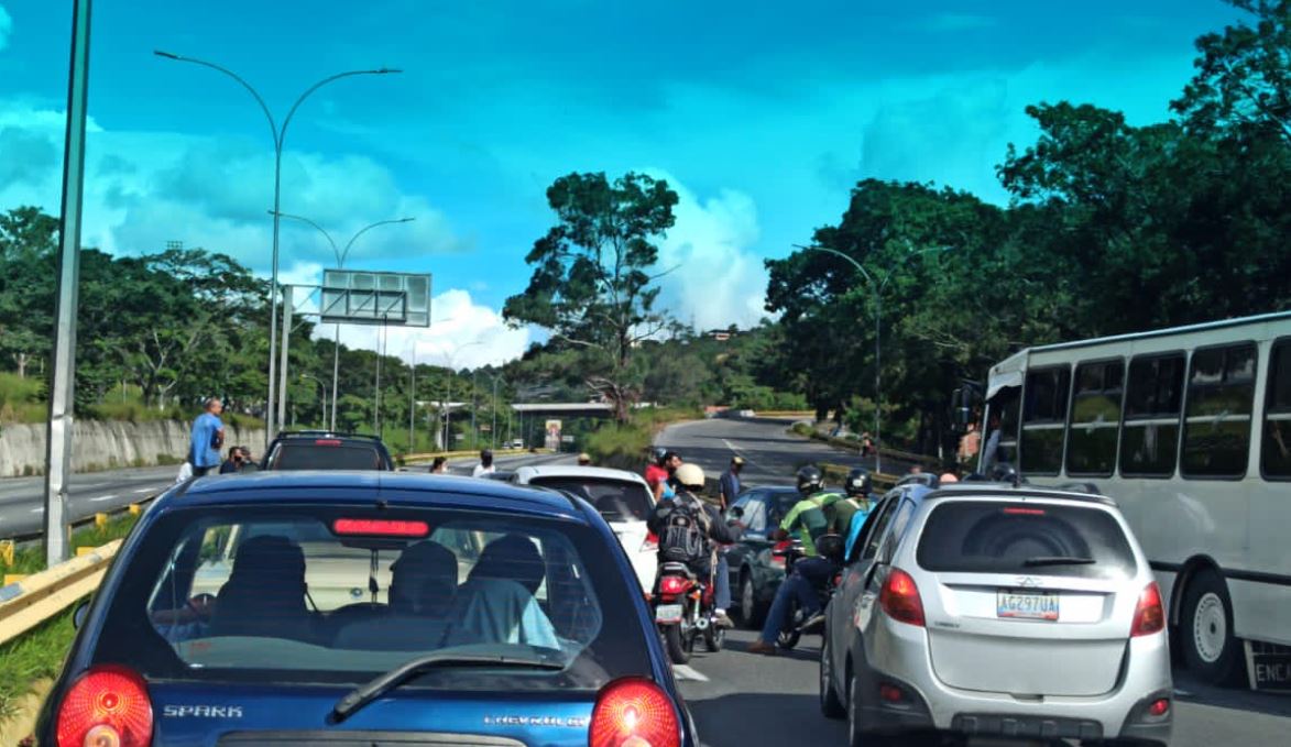 Trancaron la autopista Gran Mariscal de Ayacucho por falta de gas doméstico este #2Nov