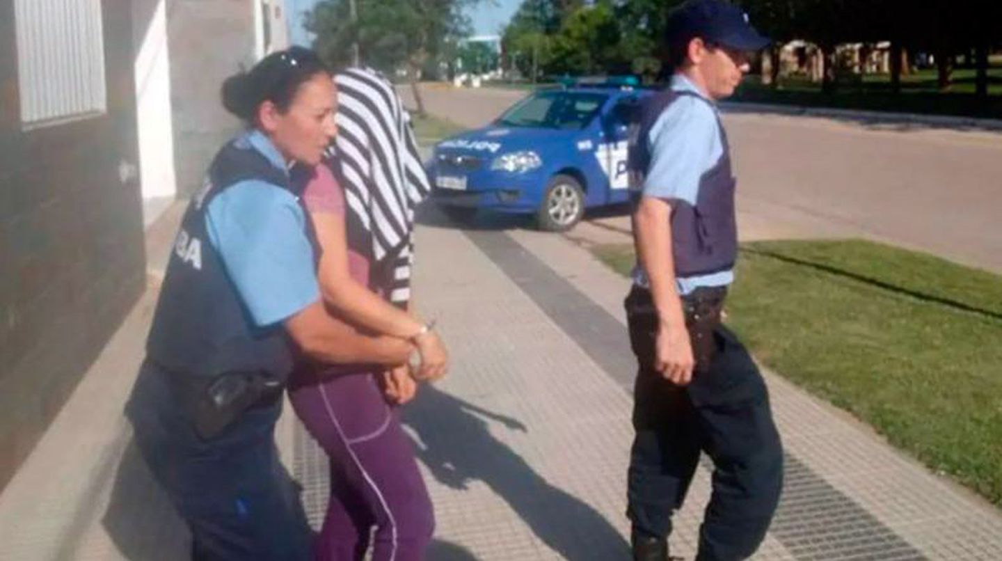 Detenida maestra que desnudaba, manoseaba y filmaba a niños a cambio de dulces y chocolates