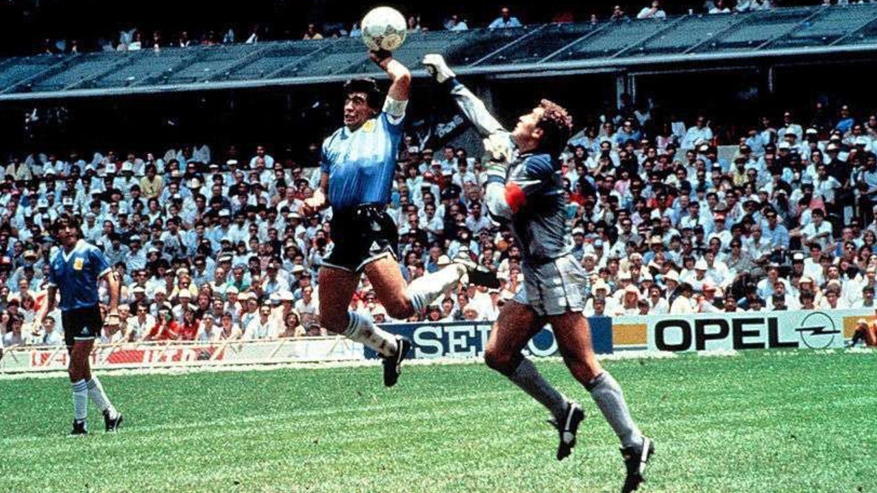 La MILLONADA que pagaron por la camiseta de Maradona con la que hizo “la mano de Dios”