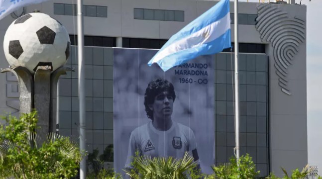 Una retrato gigante de Maradona fue colocado en el edifico de la Conmebol