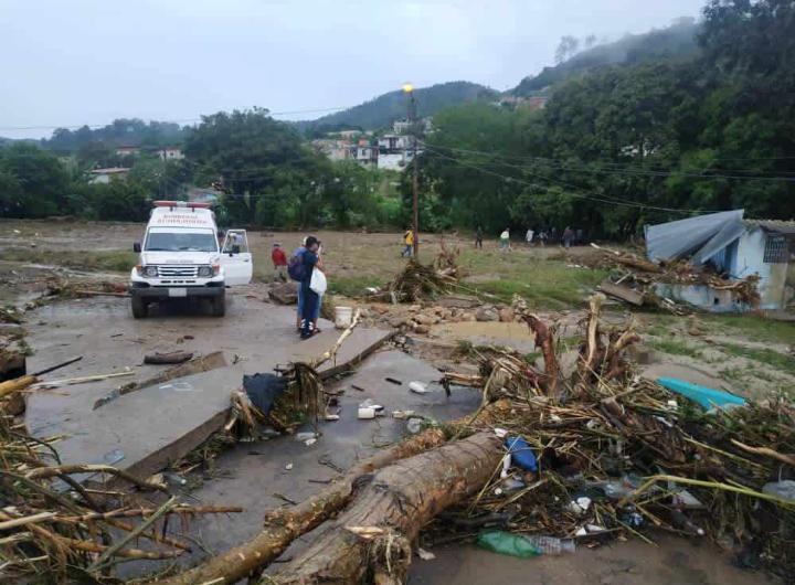 Tres personas desaparecidas por crecida de río Carapo en Táchira