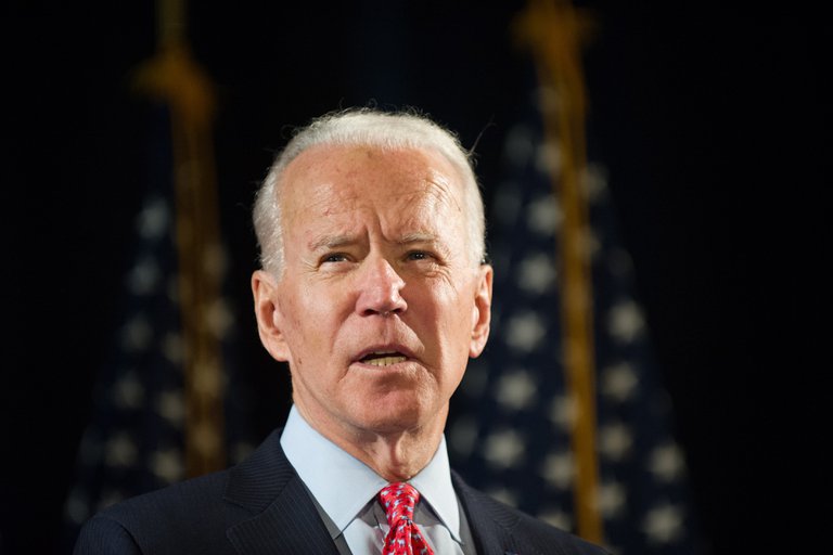 Biden aseguró que la distribución de las vacunas Covid-19 en EEUU ha sido una “farsa”